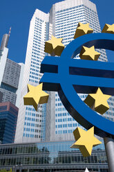 Deutschland, Frankfurt am Main, Euro-Symbol vor der Europäischen Zentralbank - TH00669