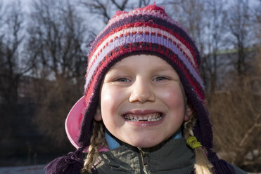 Little girl (7 years), knitted cap, portrait - NHF00698