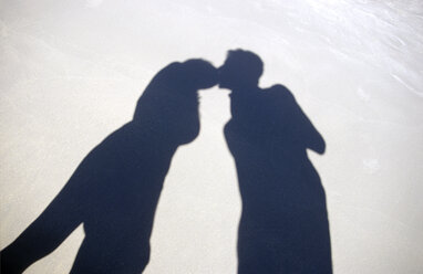 Silhouettes of couple, kissing on beach - MUF00295