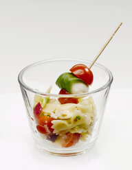 Noodle salad with mozzarella and tomatoes - KMF01229