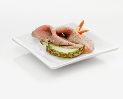 Sandwich with roast beef and cucumber slices - KMF01192