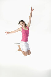 Brünettes Mädchen (13-14) in Sportkleidung, springend, Porträt - NHF00746