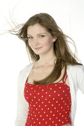 Brünettes Mädchen (13-14) im roten Kleid, Porträt - NHF00735
