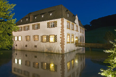 Deutschland, Inzlingen, Wasserschloss bei Nacht - SHF00183