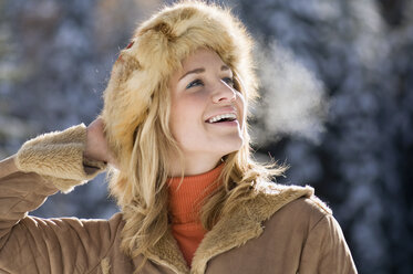 Austria, Salzburger Land, Altenmarkt, Young woman wearing fur hat outdoors, portrait - HHF02004