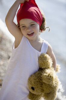 Germany, Bavaria, Ammersee, little girl (3-4) with teddy bear - JUF00005