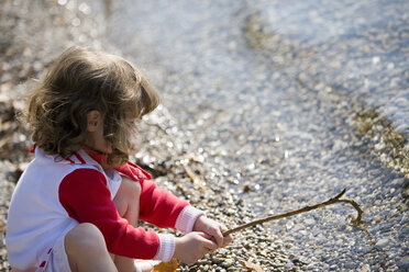 Germany, Bavaria, Ammersee, little girl (3-4) playing on beach - JUF00002