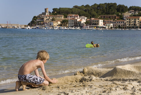 Italien, Elba, Marina di Campo, Junge spielt am Strand - WDF00009