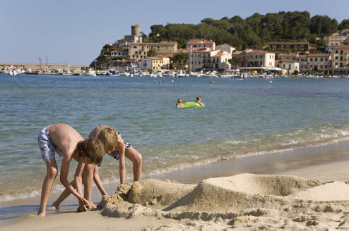 Italien, Elba, Marina di Campo, Kinder (10-12) spielen am Strand - WDF00008