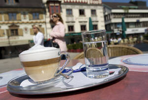 Österreich, Vorarlberg, Dornbirn, Latte macchiato - WDF00002