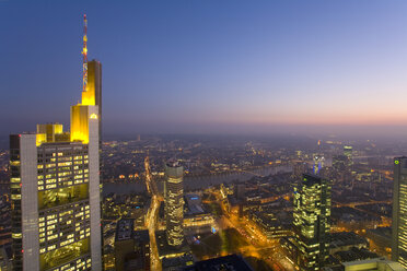 Deutschland, Frankfurt am Main, Stadtbild, Wolkenkratzer bei Nacht - WD00112