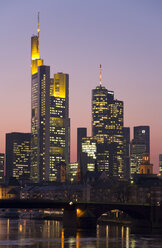 Deutschland, Frankfurt am Main, Wolkenkratzer bei Nacht - WD00110