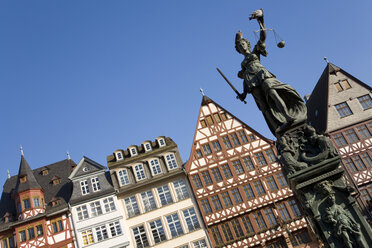 Deutschland, Frankfurt, Römerberg, Statue der Gerechtigkeit - WD00064