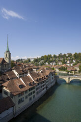 Schweiz, Altstadt von Bern, Gebäude und Brücke entlang der Aare - WD00054