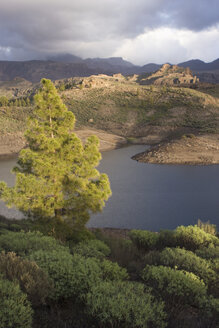 Spanien, Kanarische Inseln, Gran Canaria, See und Hügel - FFF00899