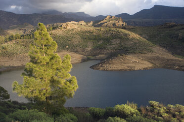 Spanien, Kanarische Inseln, Gran Canaria, See und Hügel - FFF00898