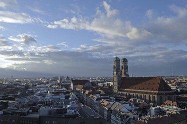 Deutschland, Bayern, München, Stadtbild mit Frauenkirche - CRF01412