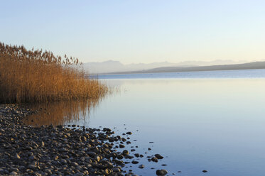 Deutschland, Bayern, Ammersee in den Abendstunden - CRF01400