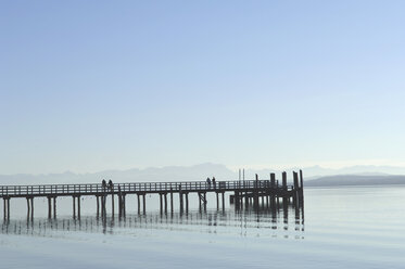 Deutschland, Bayern, Ammersee in den Abendstunden - CRF01397