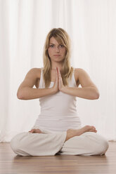Blonde Frau bei Yoga-Übung, Porträt - LDF00600