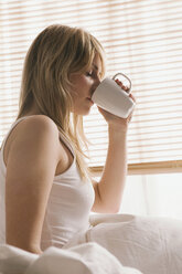 Blonde Frau trinkt eine Tasse Kaffee, Porträt - LDF00592