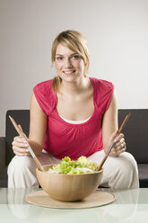 Blonde Frau bereitet Salat zu, Porträt - LDF00586