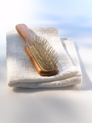 Haarbürste auf weißem Handtuch, Nahaufnahme - KSWF00125