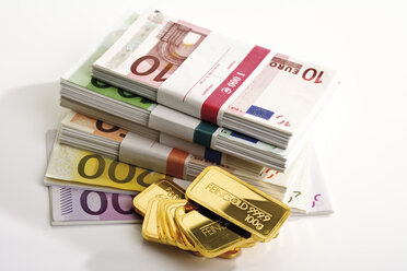 Goldbarren und Euro-Banknoten - 08612CS-U