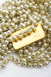 Perlenkette und Goldbarren - 08575CS-U