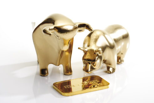 Bull and bear sculptures by gold bar - 08631CS-U