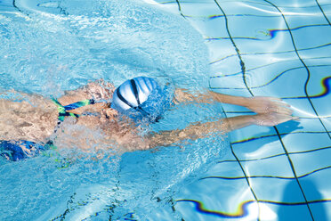 Frau schwimmt im Pool - GWF00648