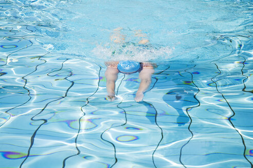 Frau schwimmt im Pool - GWF00647
