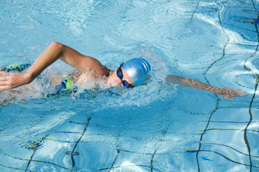 Frau schwimmt im Pool - GWF00646