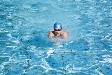 Frau schwimmt im Pool - GWF00644