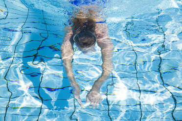 Frau schwimmt im Pool - GWF00642