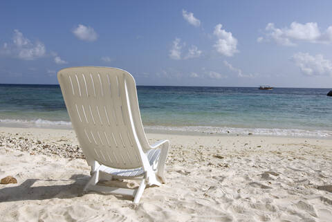 Malediven, Gan, Stuhl am Strand, lizenzfreies Stockfoto