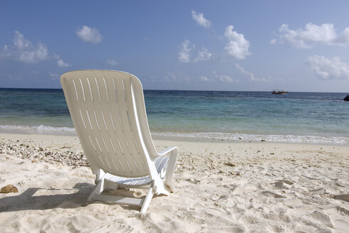 Maledives, Gan, Chair on beach - GNF00969