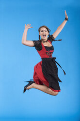 Junge Frau in Tracht, springend, Porträt - RDF00332