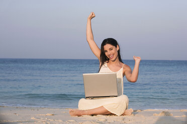 Asien, Thailand, Junge Frau mit Laptop am Strand, Porträt - RDF00691