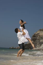 Asia, Thailand, Young couple on beach - RDF00658