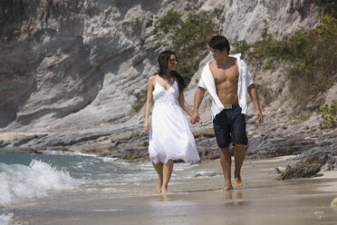 Asien, Thailand, Junges Paar geht Hand in Hand am Strand entlang - RDF00656