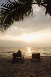 Asien, Thailand, Blick auf den Strand bei Sonnenuntergang - RDF00611