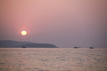 Asien, Thailand, Sonnenuntergang über dem Meer - RDF00600