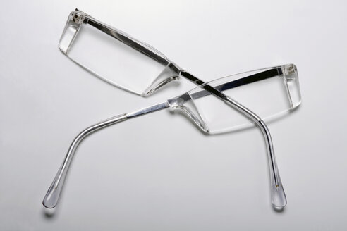 Zerbrochene Brille auf weißem Hintergrund, Blick von oben - TCF00721