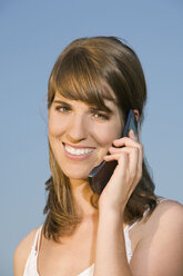 Deutschland, Bayern, Junge Frau mit Mobiltelefon, lächelnd, Porträt - RDF00554