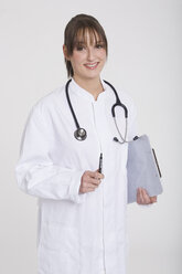 Junge Frau mit Stethoskop und Dipboard - RDF00877