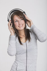 Junges Mädchen mit Kopfhörern beim Musikhören - RDF00832