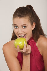 Junge Frau, die einen Apfel hält, Porträt - RDF00793