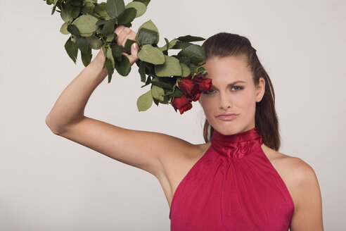 Junge Frau hält einen Rosenstrauß - RDF00789