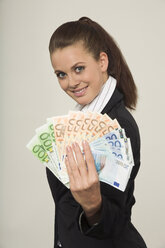 Junge Frau mit Geldscheinen in der Hand, Porträt - RDF00782
